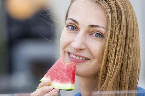 吃瓜人中,揭秘网络热议背后的真相